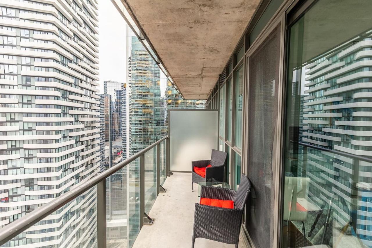 Gorgeous 1Br W/Parking Across The Scotiabank Arena Daire Toronto Dış mekan fotoğraf