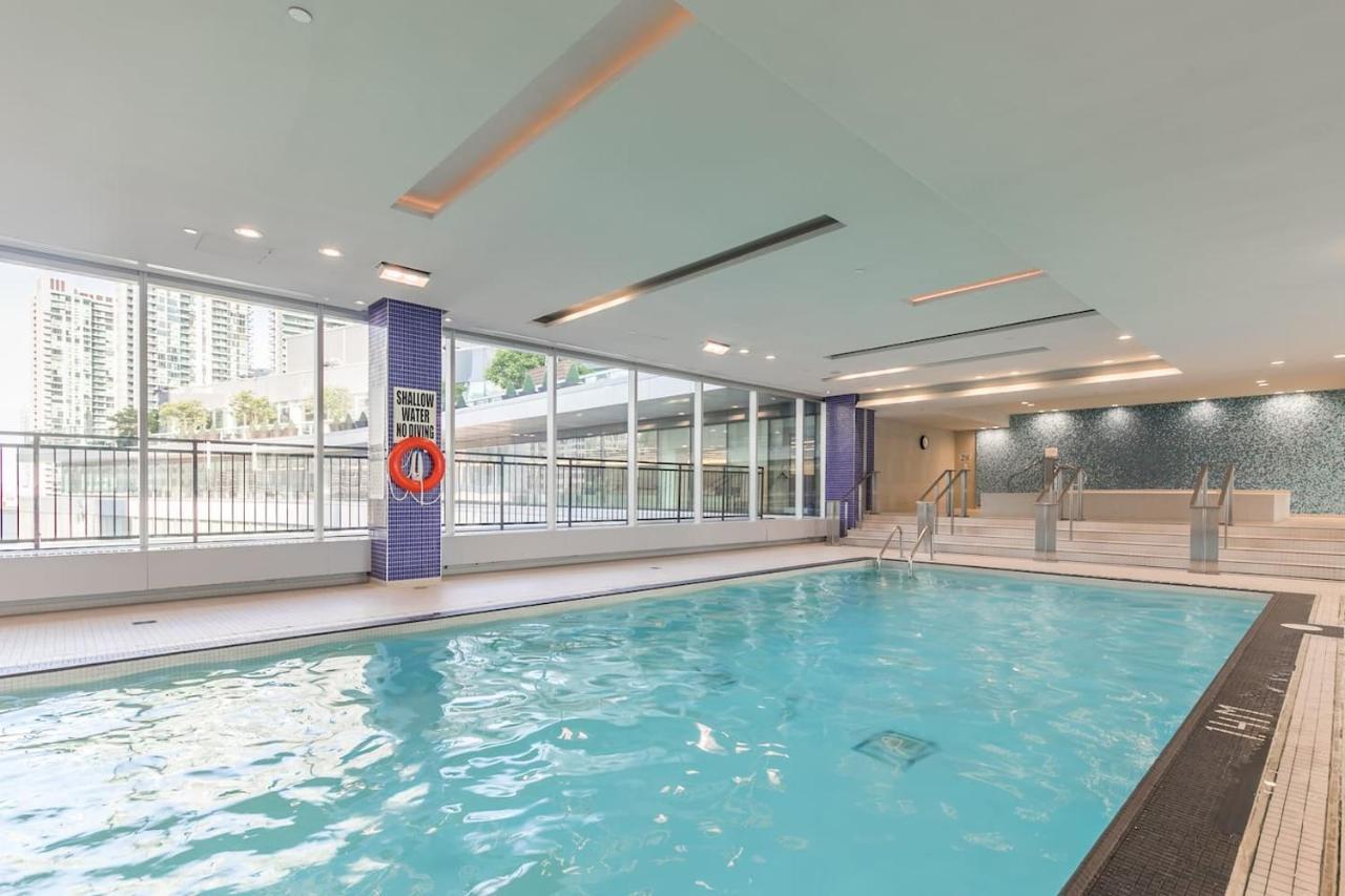 Gorgeous 1Br W/Parking Across The Scotiabank Arena Daire Toronto Dış mekan fotoğraf