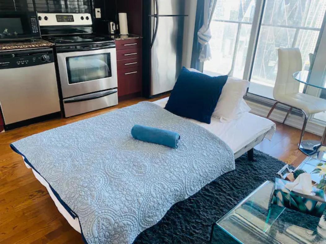 Gorgeous 1Br W/Parking Across The Scotiabank Arena Daire Toronto Dış mekan fotoğraf