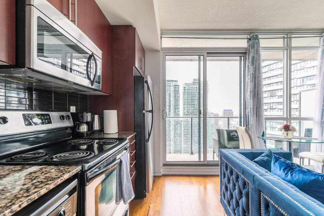 Gorgeous 1Br W/Parking Across The Scotiabank Arena Daire Toronto Dış mekan fotoğraf