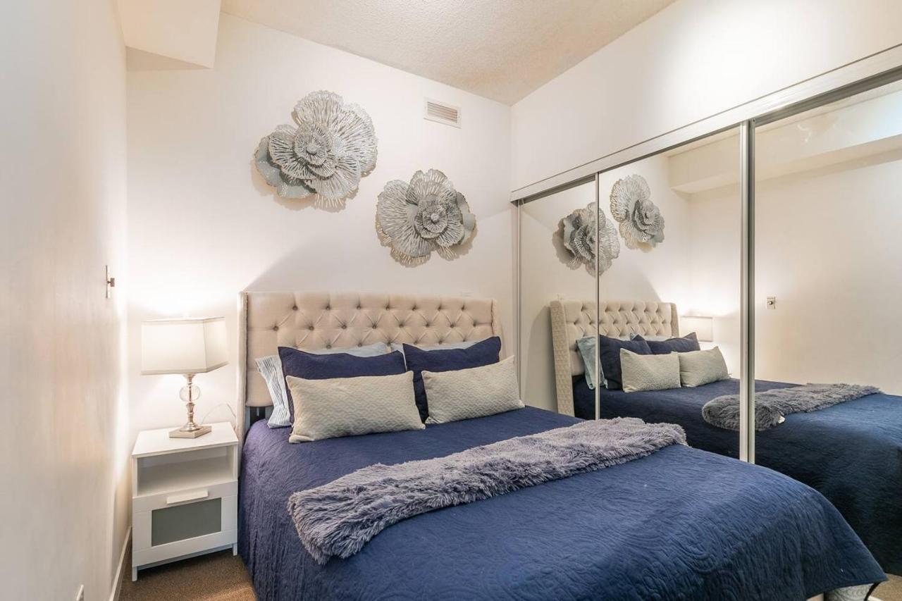 Gorgeous 1Br W/Parking Across The Scotiabank Arena Daire Toronto Dış mekan fotoğraf