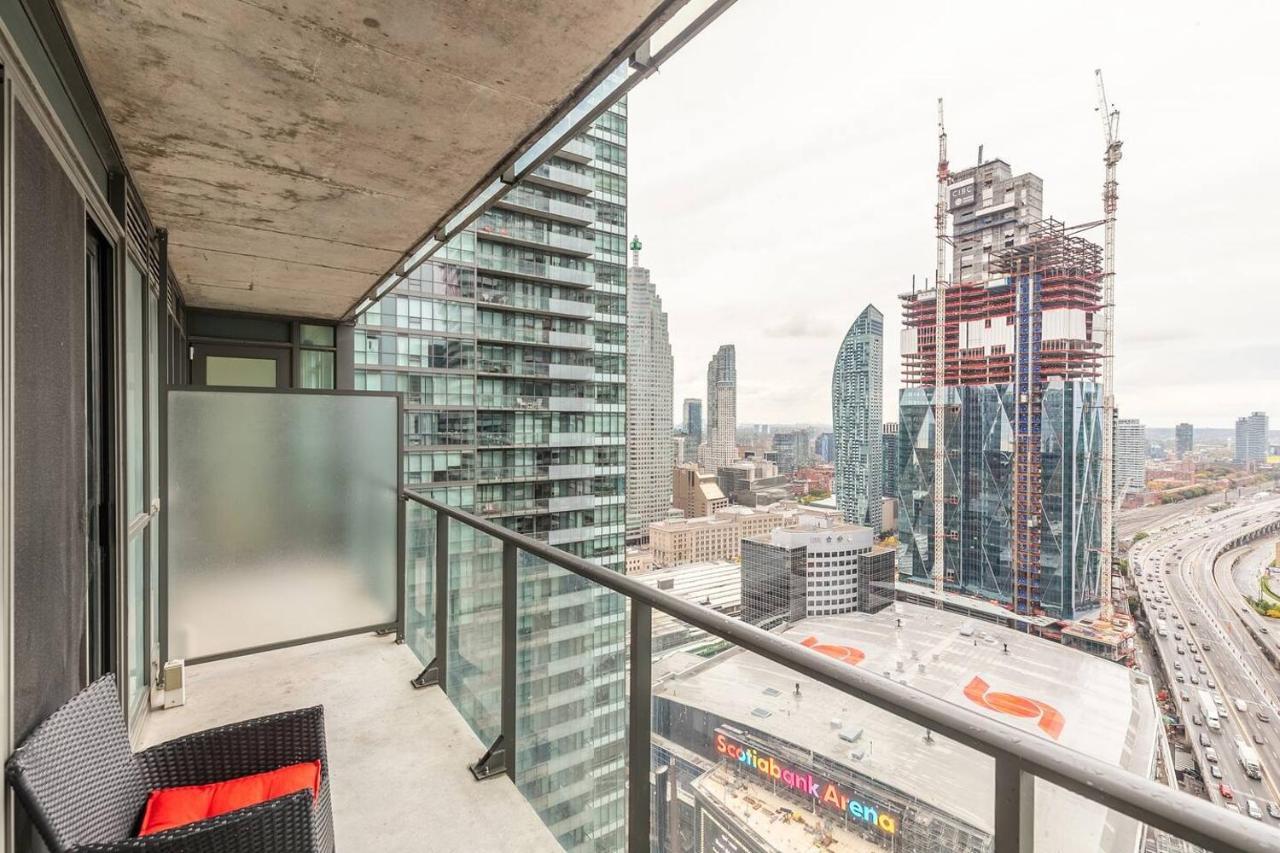 Gorgeous 1Br W/Parking Across The Scotiabank Arena Daire Toronto Dış mekan fotoğraf