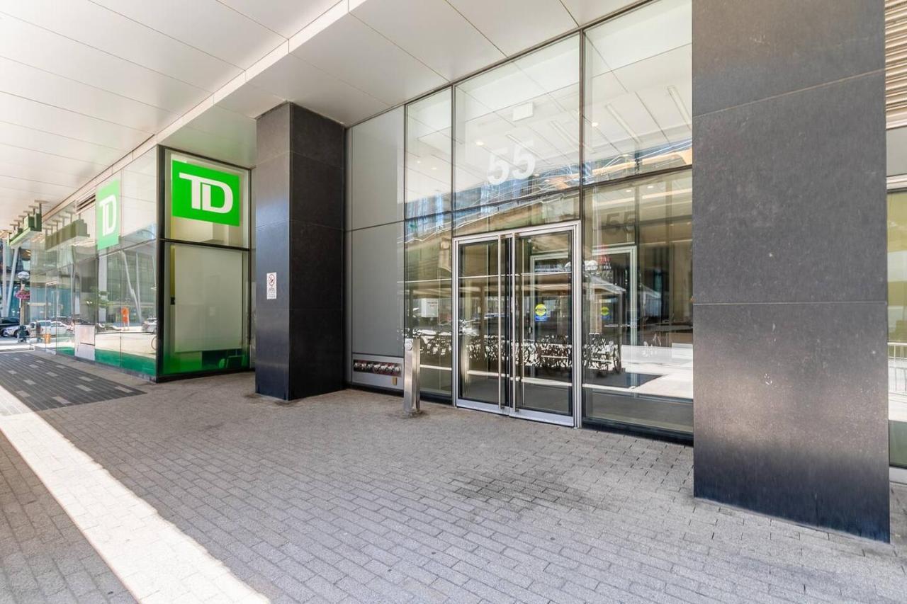 Gorgeous 1Br W/Parking Across The Scotiabank Arena Daire Toronto Dış mekan fotoğraf