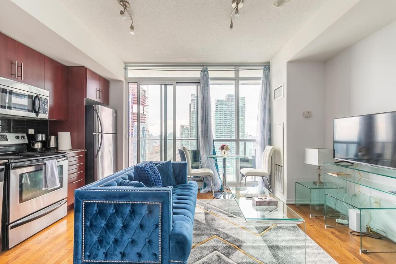 Gorgeous 1Br W/Parking Across The Scotiabank Arena Daire Toronto Dış mekan fotoğraf