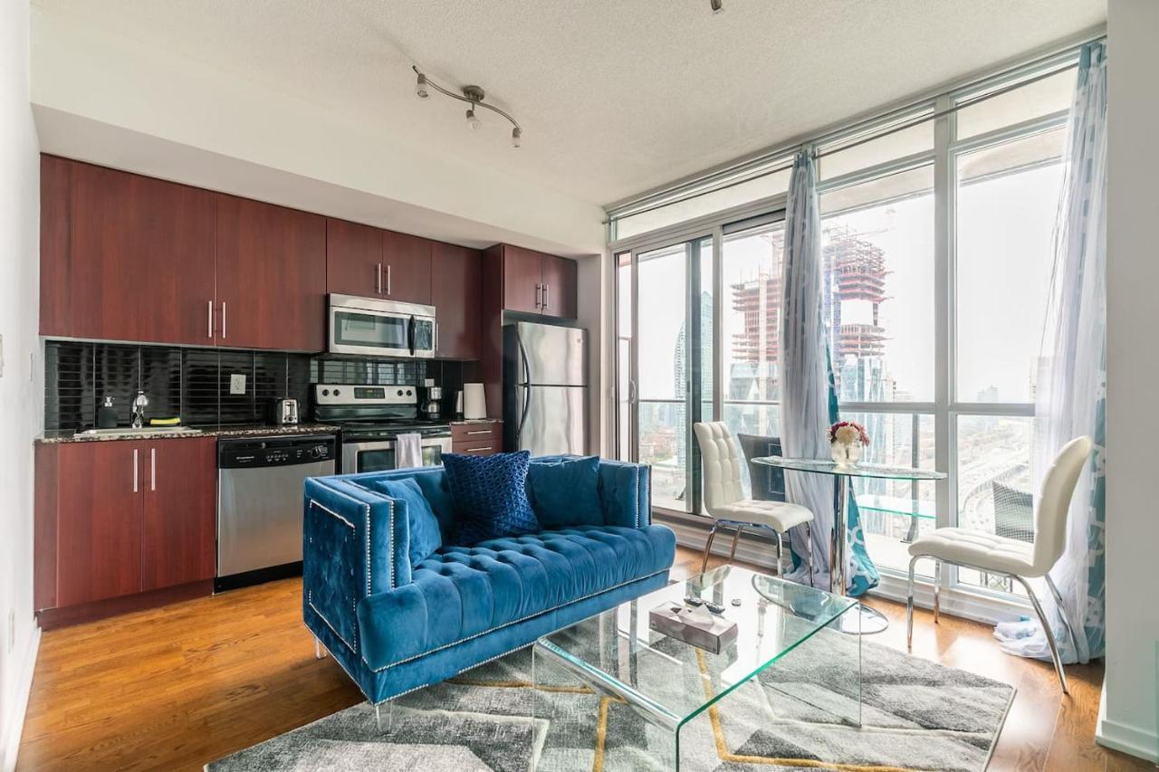 Gorgeous 1Br W/Parking Across The Scotiabank Arena Daire Toronto Dış mekan fotoğraf