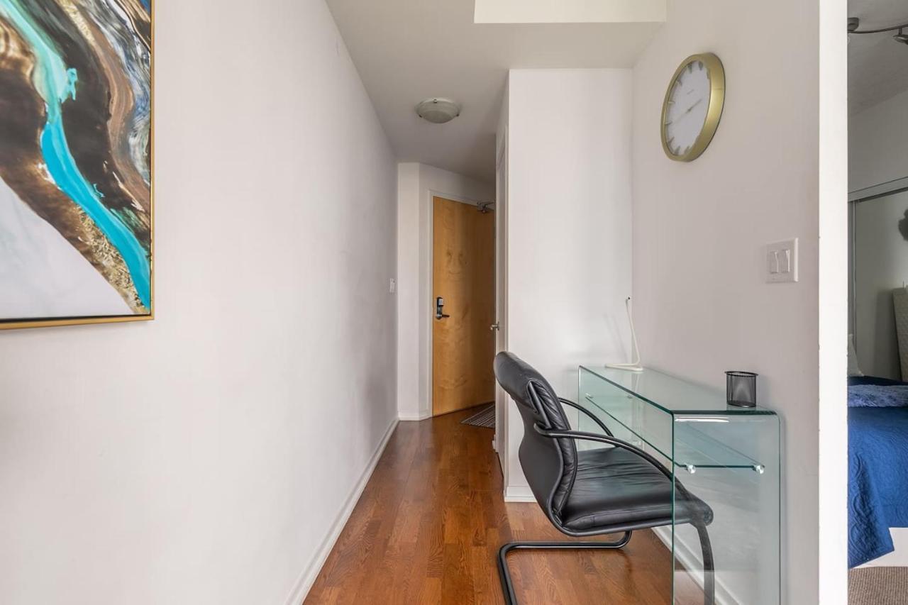 Gorgeous 1Br W/Parking Across The Scotiabank Arena Daire Toronto Dış mekan fotoğraf